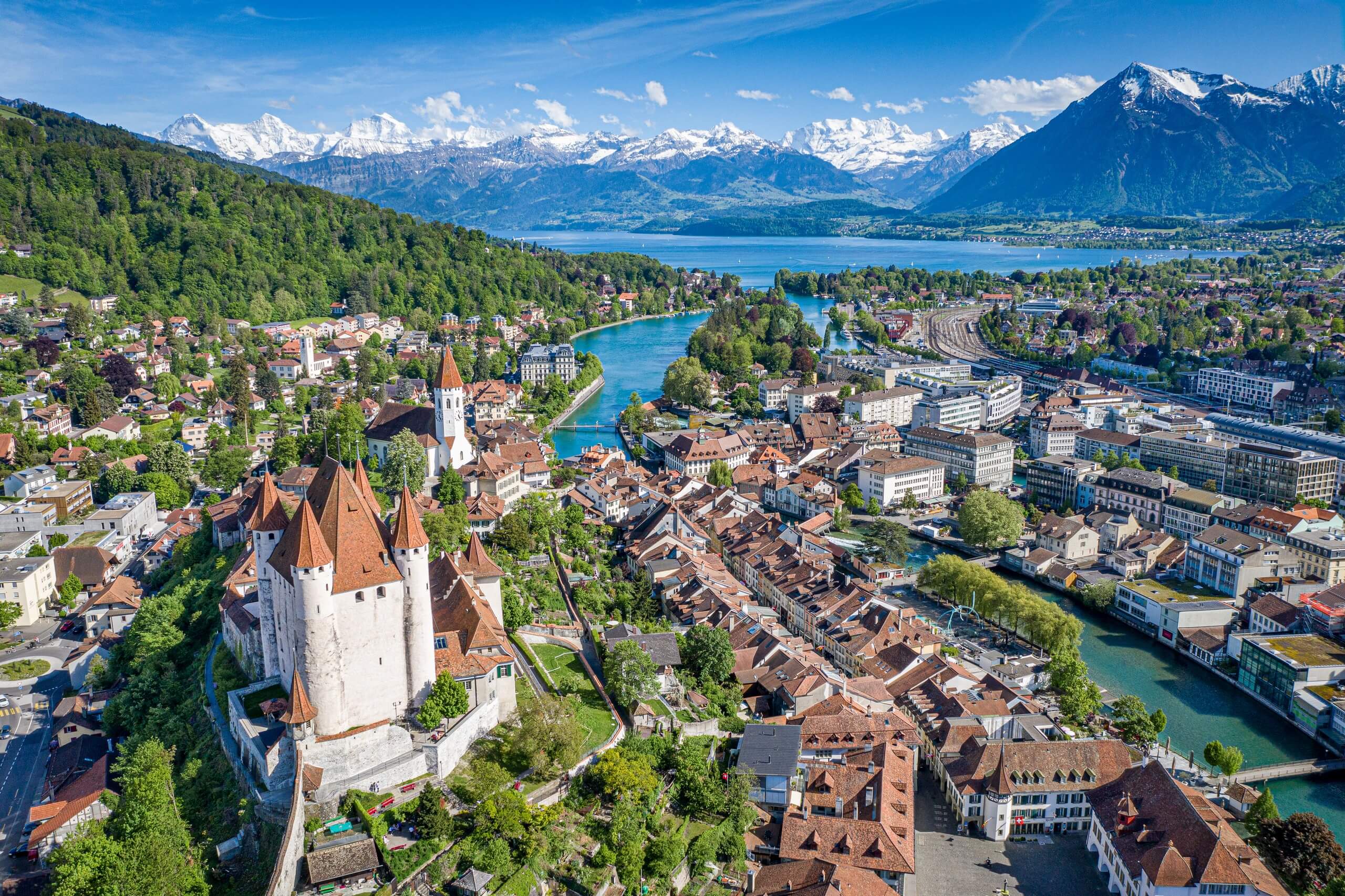 Thun, Schweiz - Luftaufnahme mit Schloss und Bergen